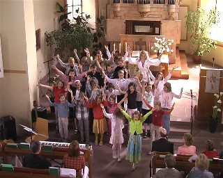 Jubelnde Kinder im Gottesdienst